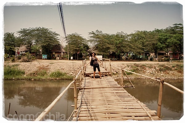 El puente que lleva a Family Huts
