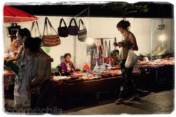 Frente a un puesto de venta de bolsos
