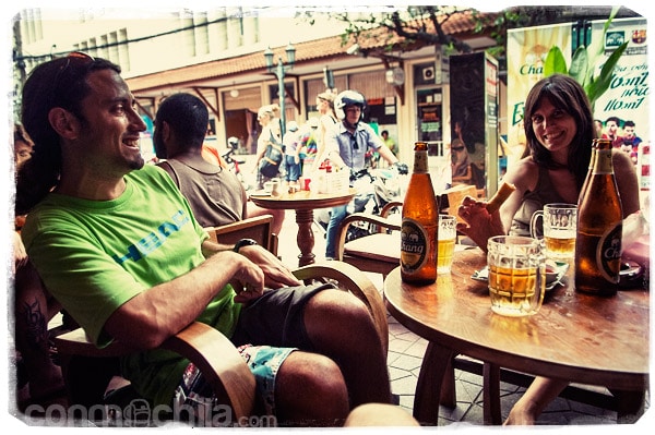 Tomando unas cervezas con Ángel en Bangkok