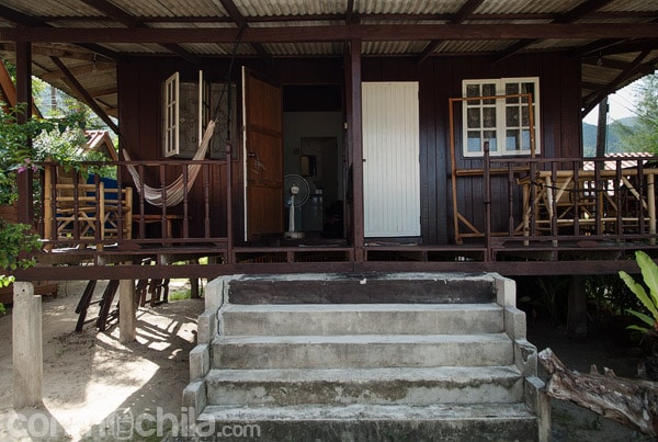 La escalera de acceso a la cabaña de madera