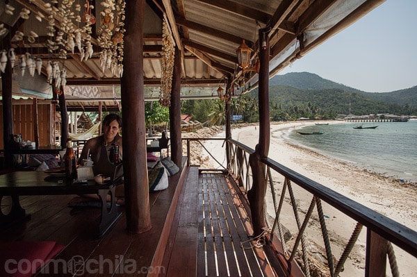 El restaurante, una gran cabaña de madera al lado del mar