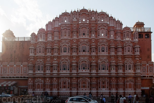 La preciosa fachada del Hawa Mahal de Jaipur