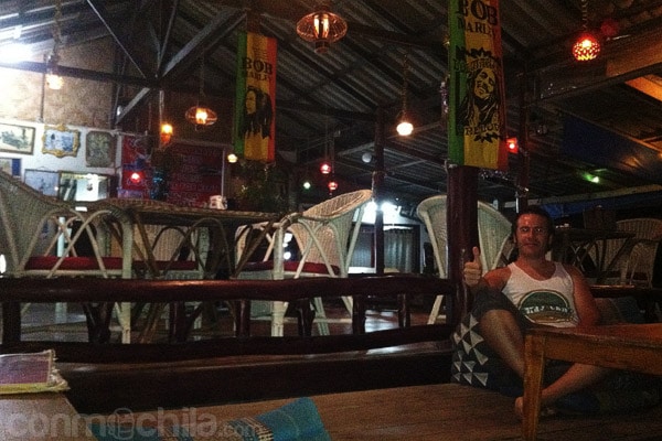 El ambiente desenfadado del restaurante de noche