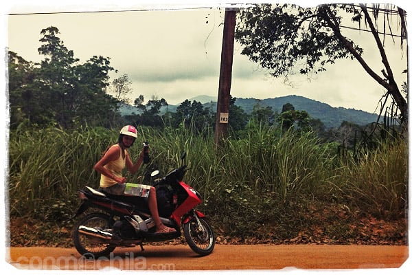 En la moto y con las nubes apareciendo a lo lejos
