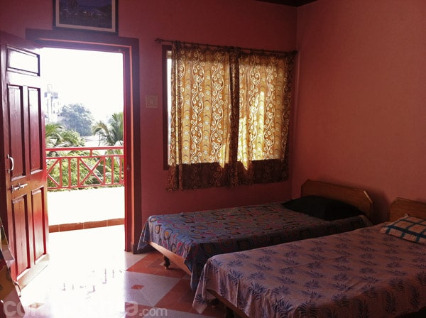 Habitación con balcón al fondo