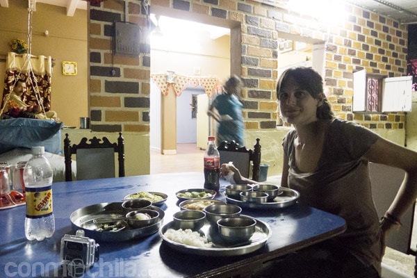 Carme en la mesa disfrutando de la cena