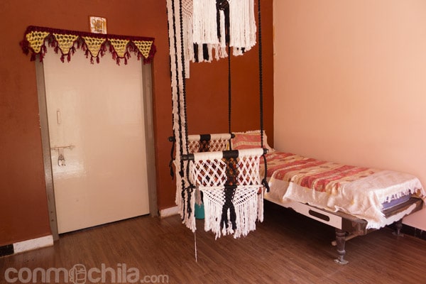 La parte exterior de nuestra habitación con la silla colgante