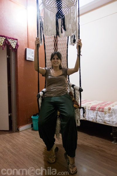 Carme haciendo uso de la silla