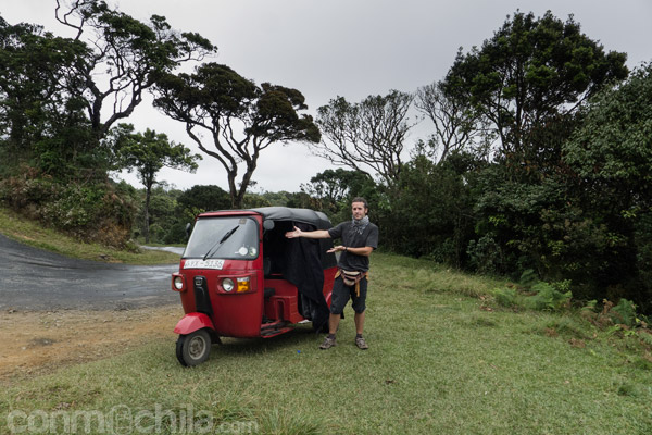 Esto es un tuk-tuk rojo