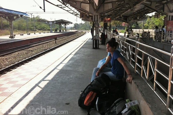 Carme en la parada del tren