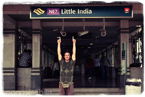 Toni en la estación de metro de Little India