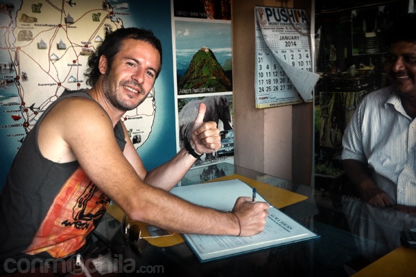 Firmando el contrato del alquiler del tuk-tuk CON EL CARADURA DEL DUEÑO
