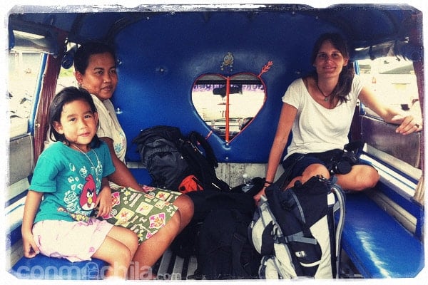 En la pickup junto con la señora y su hija