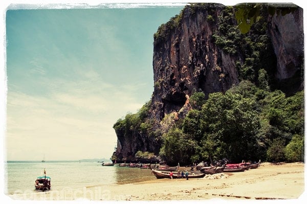 La playa de Krabi con la montaña escarpada
