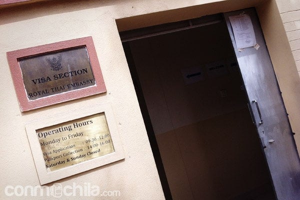 Entrada a la oficina de la embajada con el horario