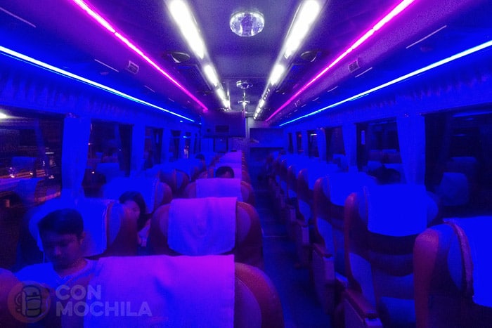 El interior del autobús