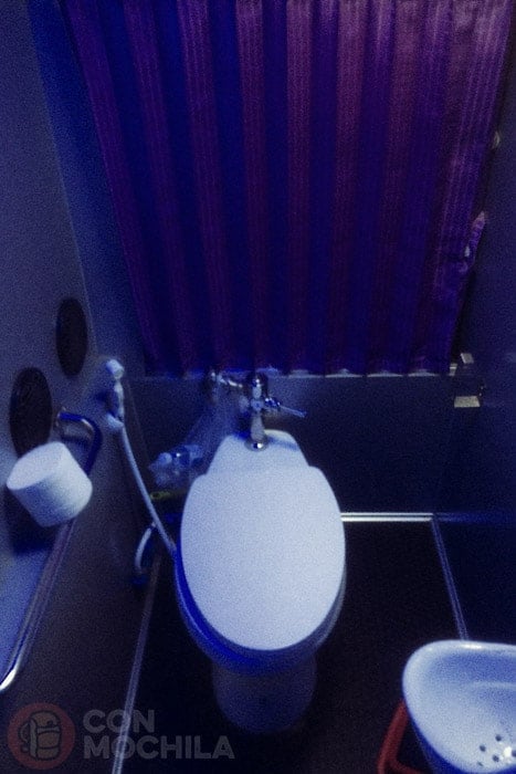 El limpio y amplio baño