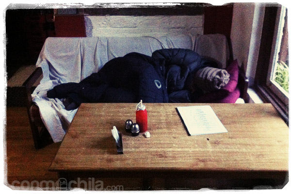Durmiendo en el comedor del hotel esperando habitación
