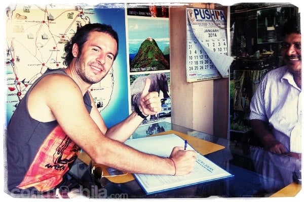 Firmando el contrato del alquiler del tuk-tuk