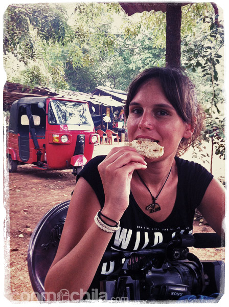 Disfrutando de un roti bajo la atenta mirada de Motoret