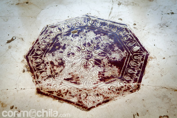Detalle de grabados en el suelo