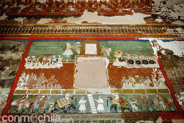Grabado en el interior de la sala