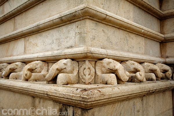 Ornamentación de la base de la stupa