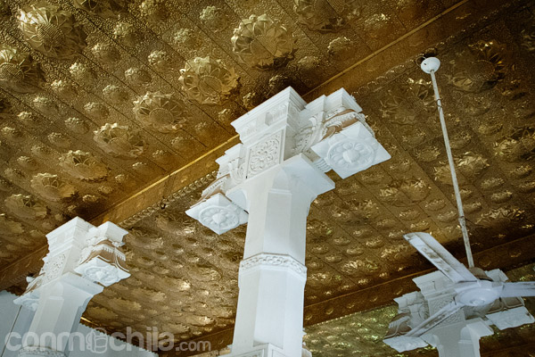 Detalle de las columnas y el techo