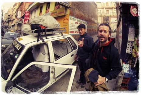 Toni con Yam en el taxi saliendo de Kathmandu