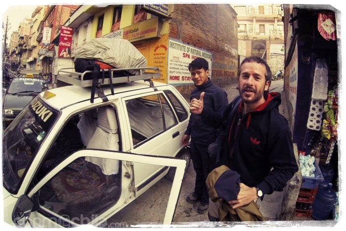 Toni con Yam en el taxi saliendo de Kathmandu