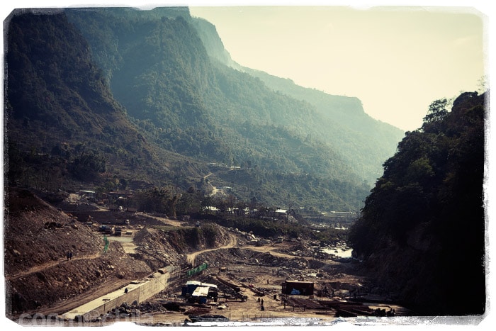 Carretera en obras y destartalada