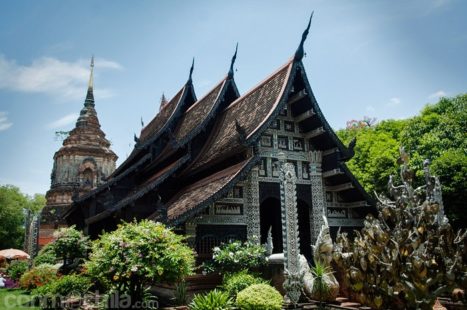 El templo con el chedi al fondo