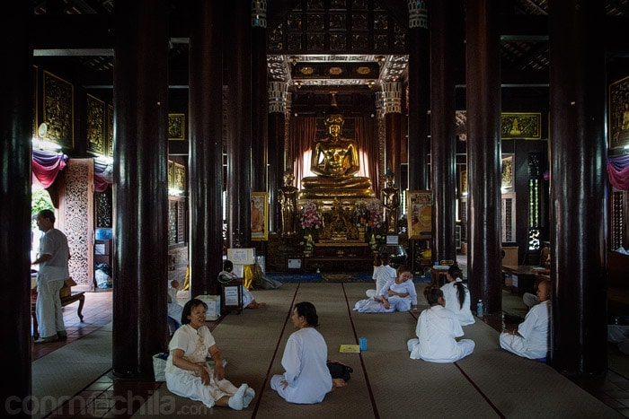 Creyentes en el interior del templo