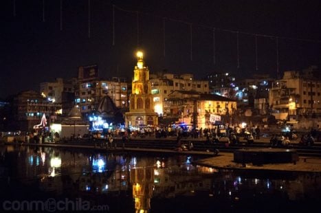Vista de los ghats de noche