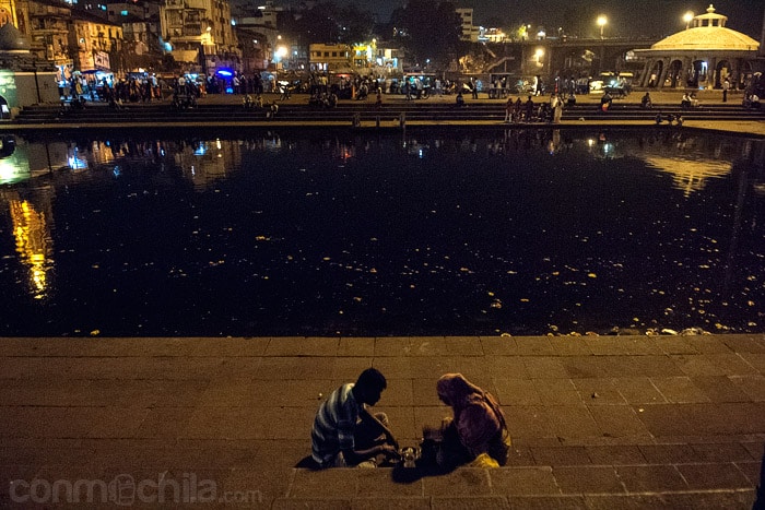 Una pareja frente al tanque de agua