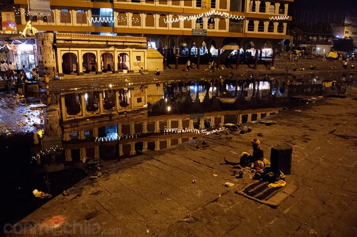 Otra vista con un Sadhu sentado