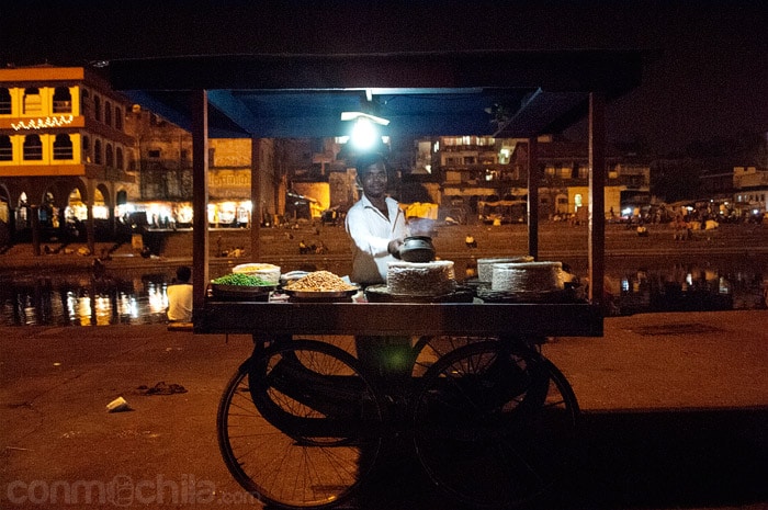 Un simpático vendedor de comida posando para la foto