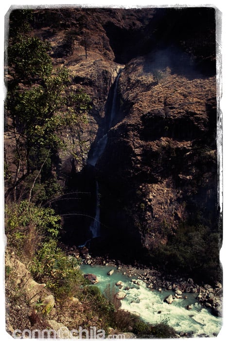 Una cascada que desemboca en el río