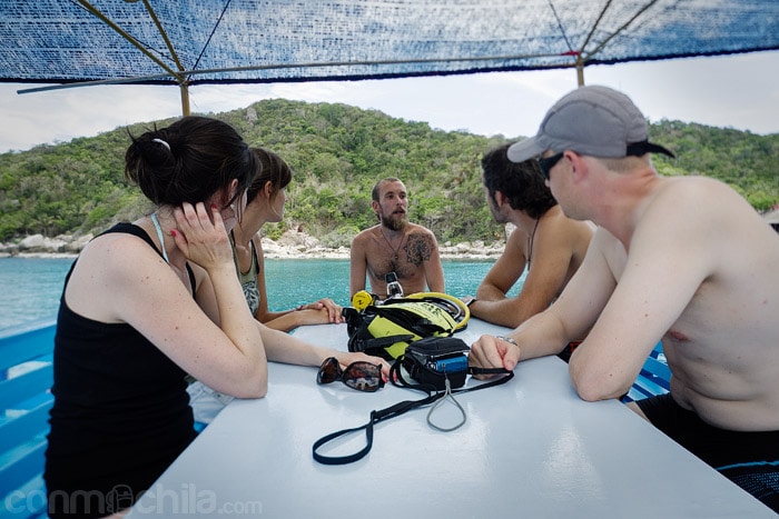 Charla de nuestro instructor antes de la inmersión 