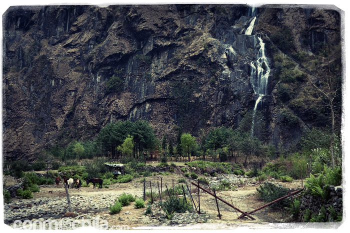 La catarata que sale de la montaña