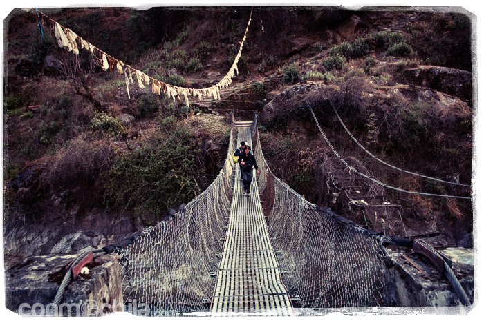 Cruzando otro de los muchos puentes que cruzamos en el trekking