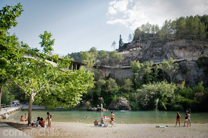 El río Mijares y el Albergue al fondo