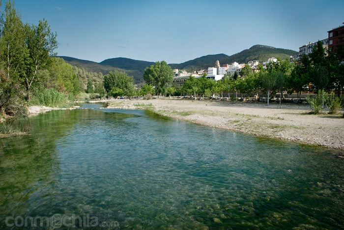 El cauce del río y el pueblo de Montanejos