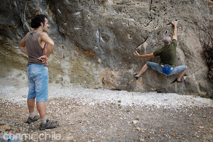 Ernesto enseñándonos técnica en la pared
