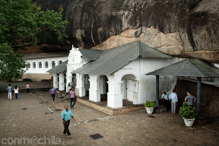 Otra vista de la fachada de las cuevas