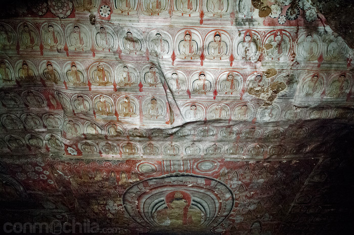 Interior de uno de los templos en las cuevas