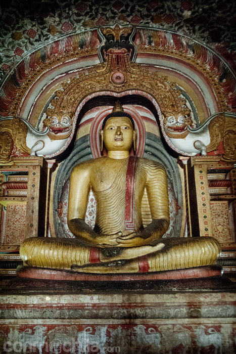 El Buda sentado con el arco diseño de dragón