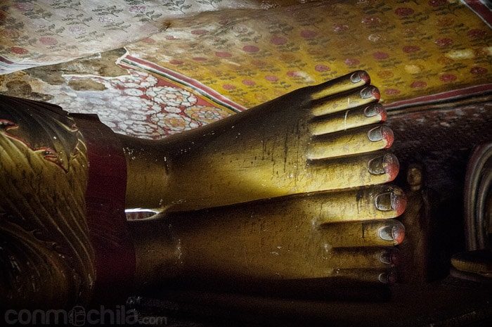 Detalle del enorme pie de Buda