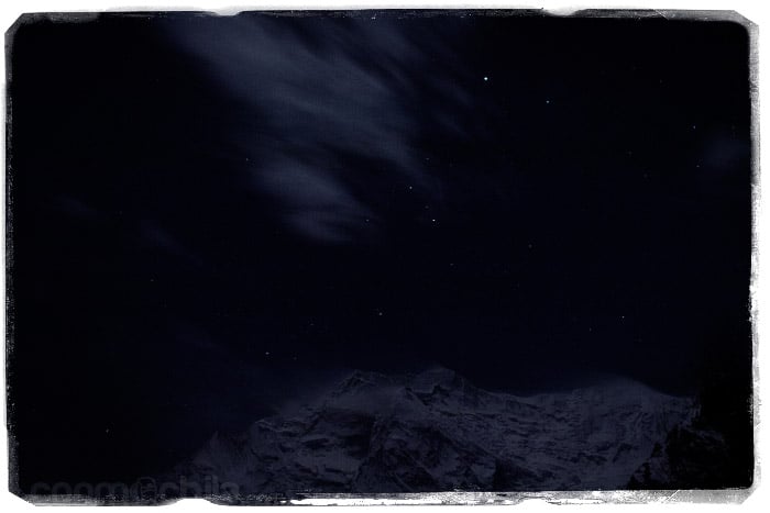 El Annapurna II iluminado con la luz de la luna llena