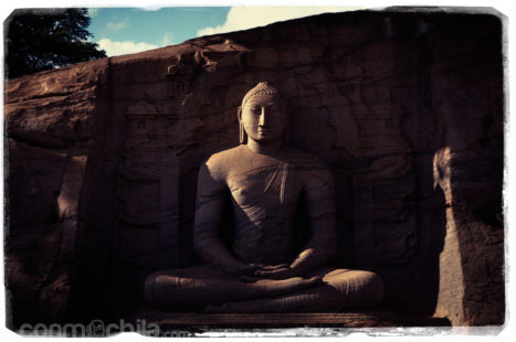 El primero de los Budas de Gal Viharaya
